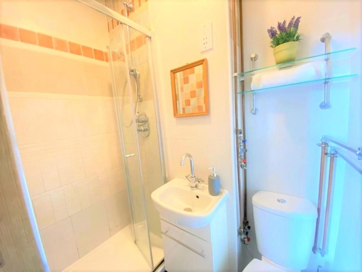 Lovely Twin Room With Terrace London Exterior photo